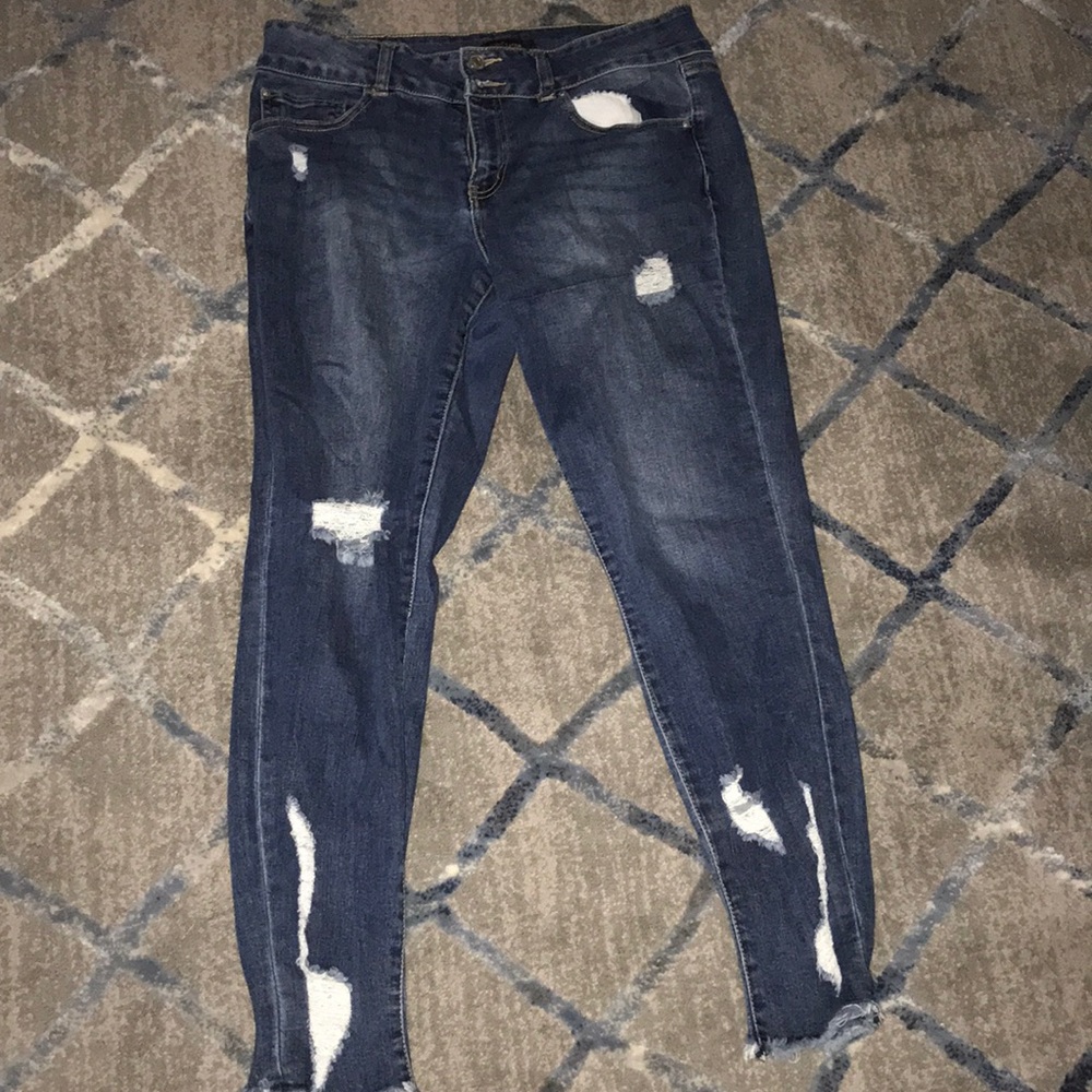 RIPPED SKINNY JEANS